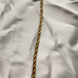 Gold thin rope chain.